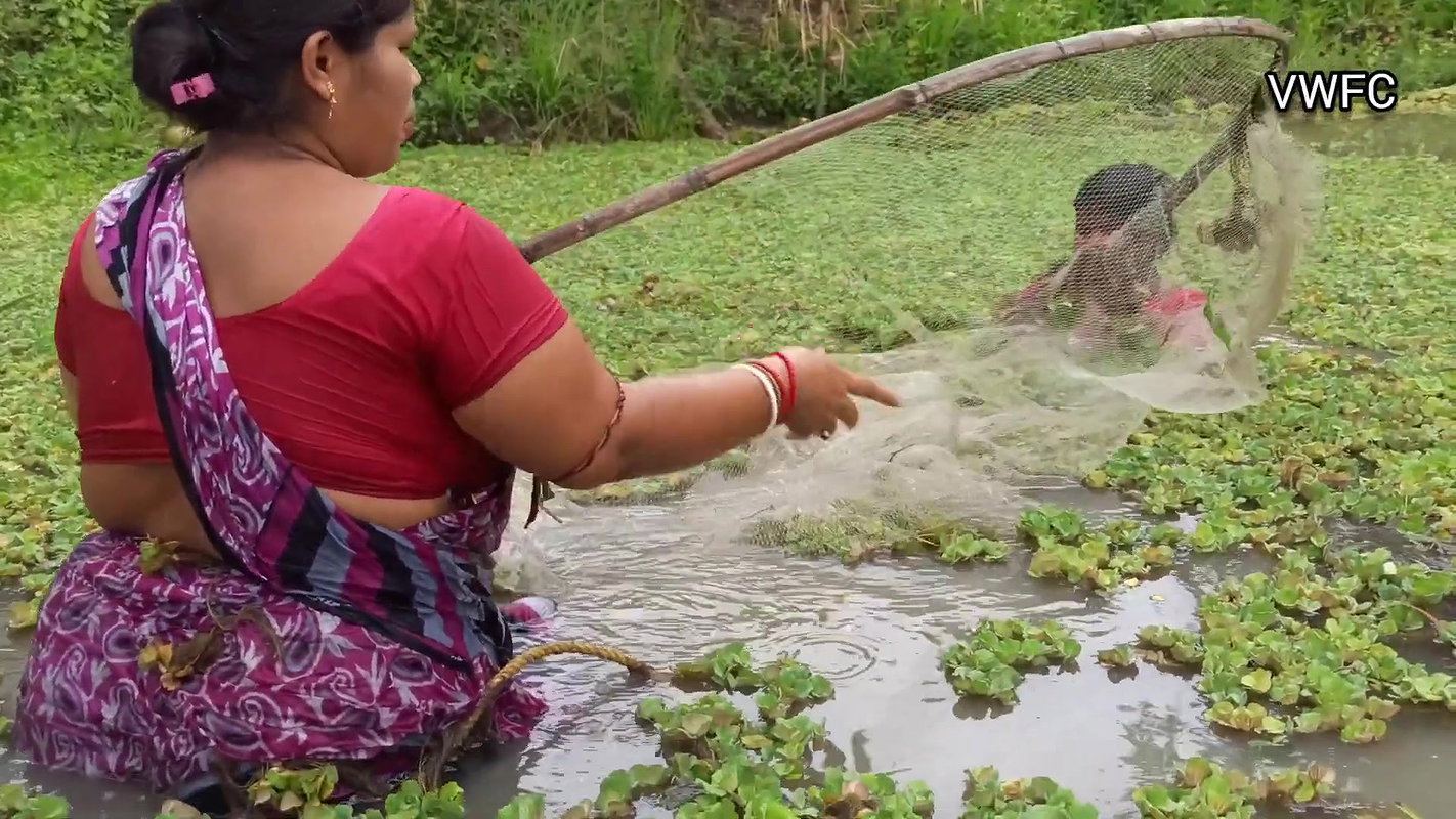 Unique fishing by village women   Mouni fishing
