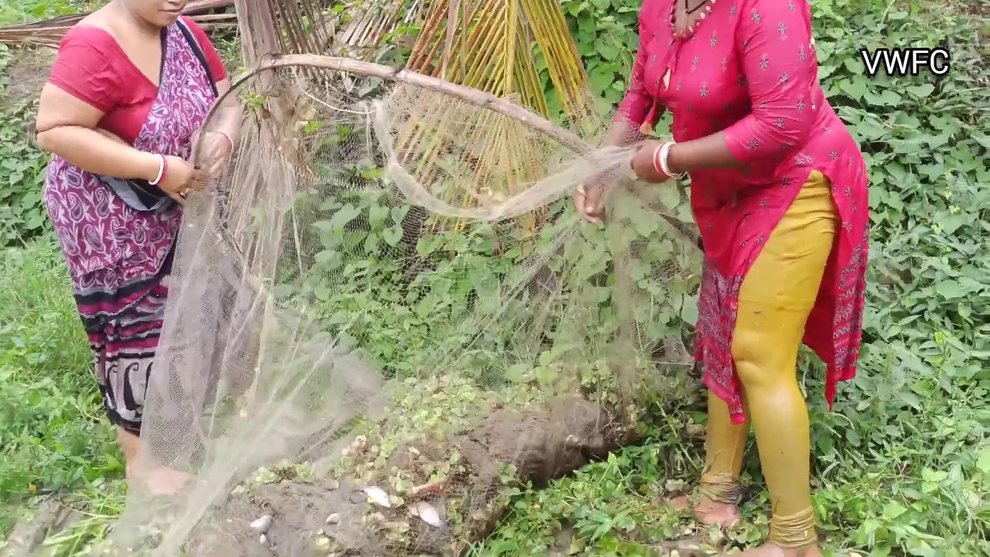 Unique fishing by village women   Mouni fishing