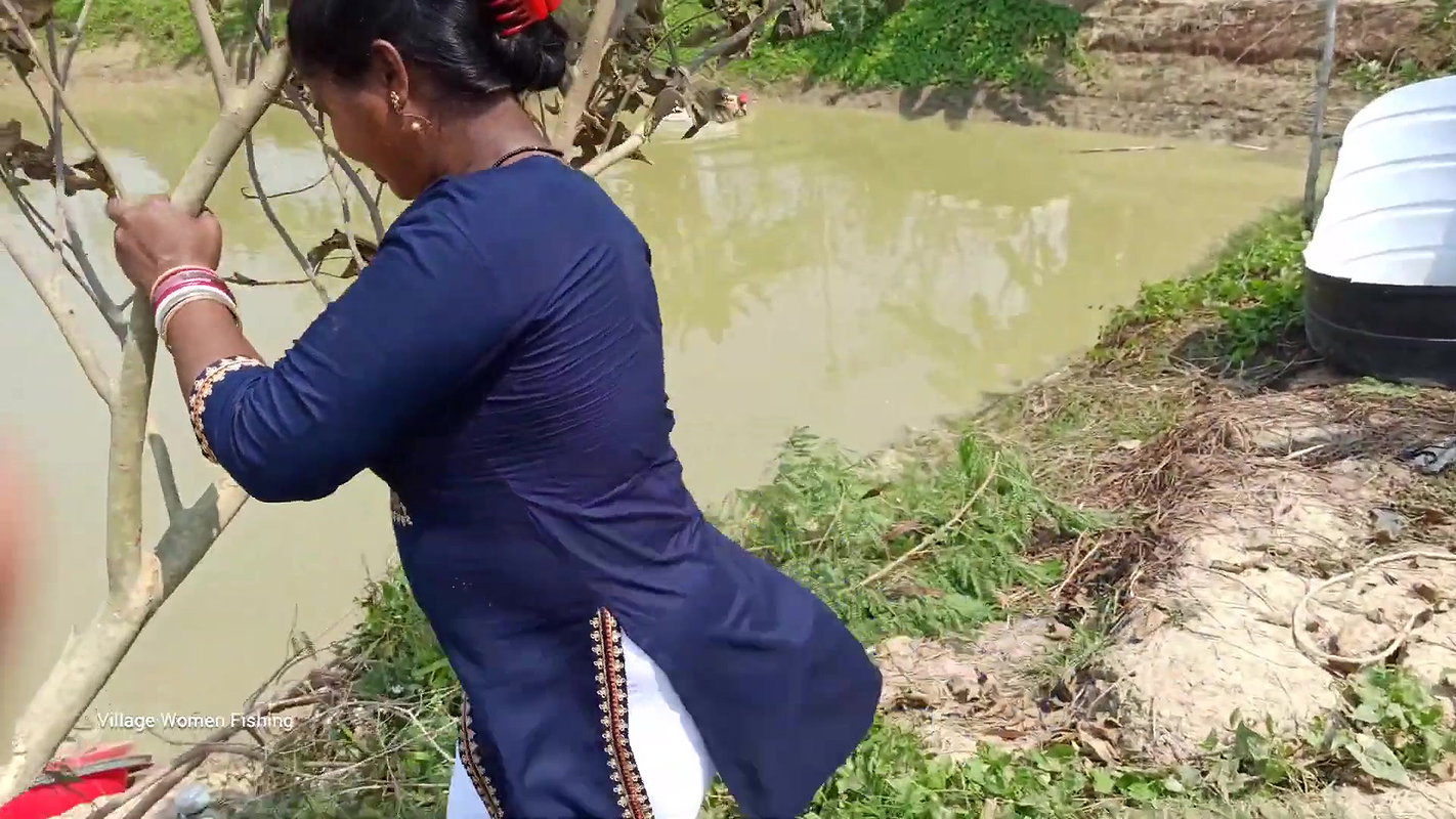 Village Women Amazing Hand Fishing in village pond