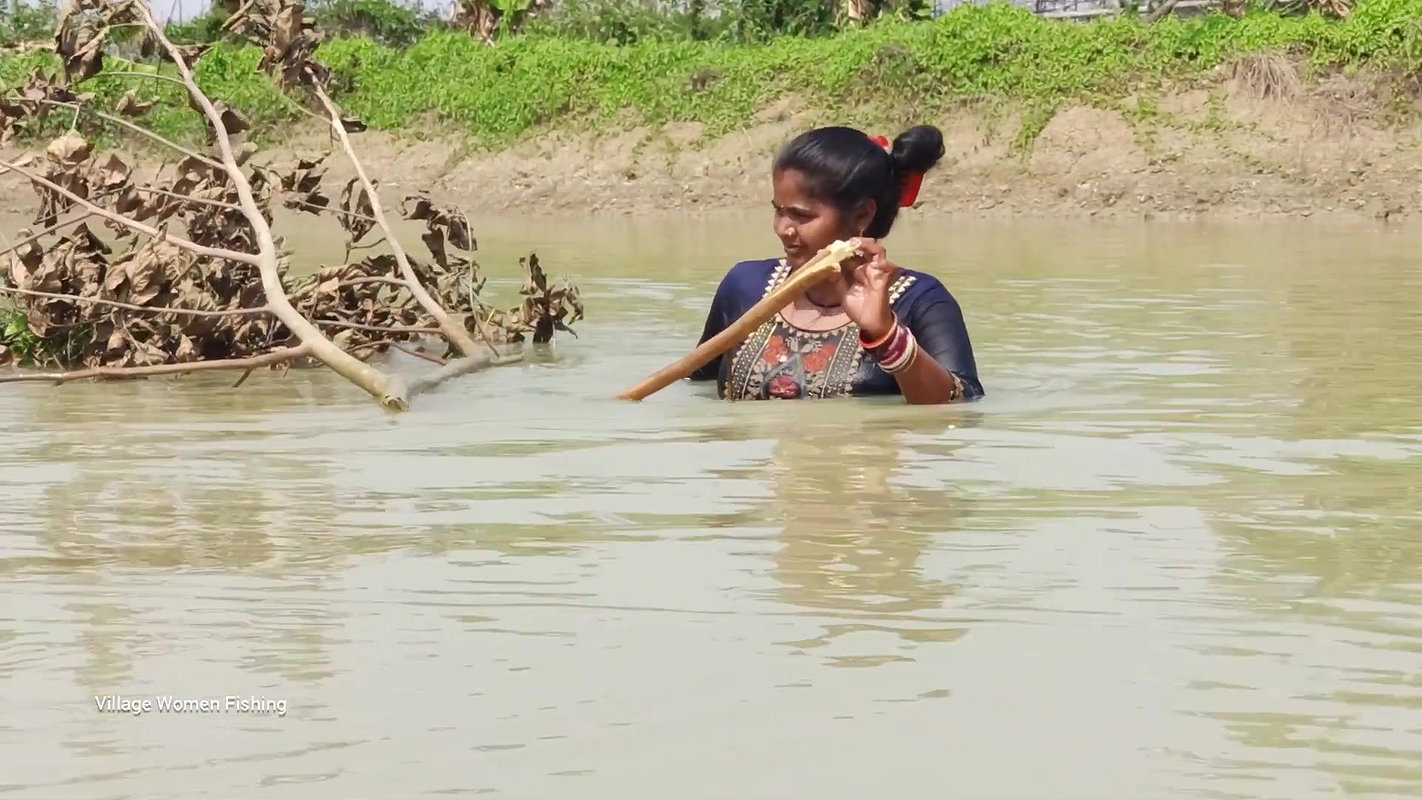 Village Women Amazing Hand Fishing in village pond