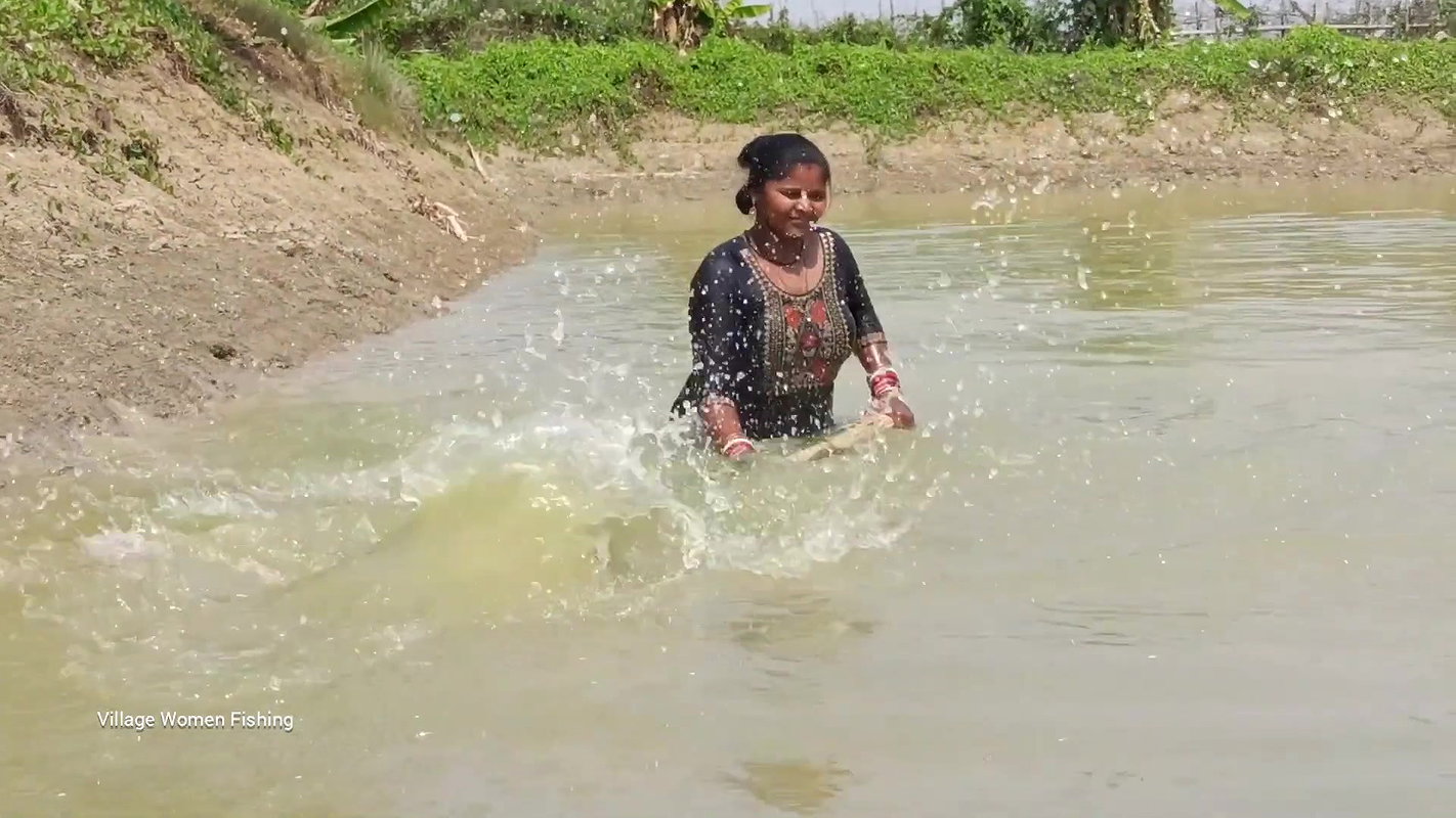 Village Women Amazing Hand Fishing in village pond