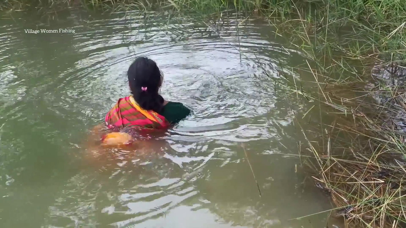 xVillage Women Catching and Cooking Fish village st