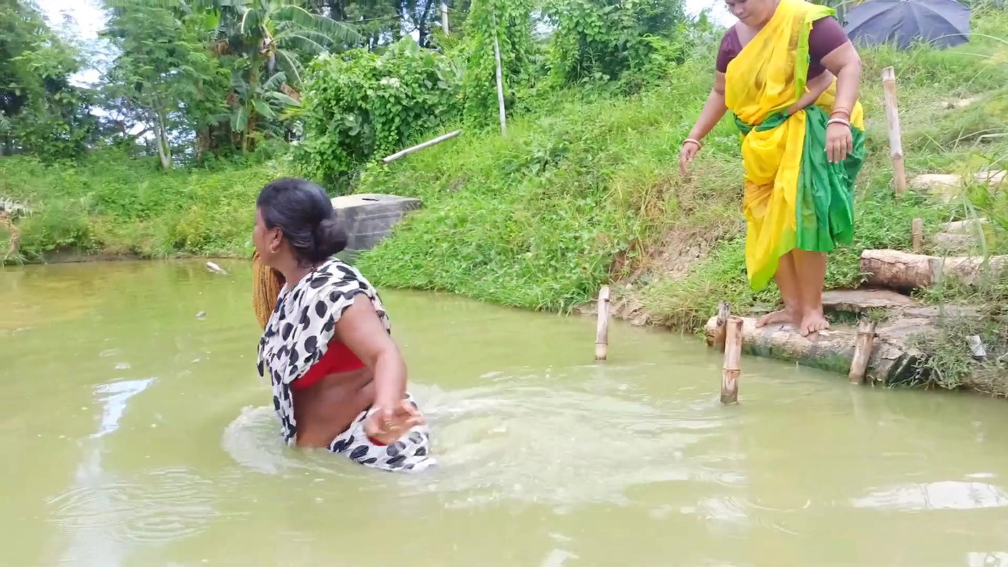 Village women fishing channels    Village women Ne