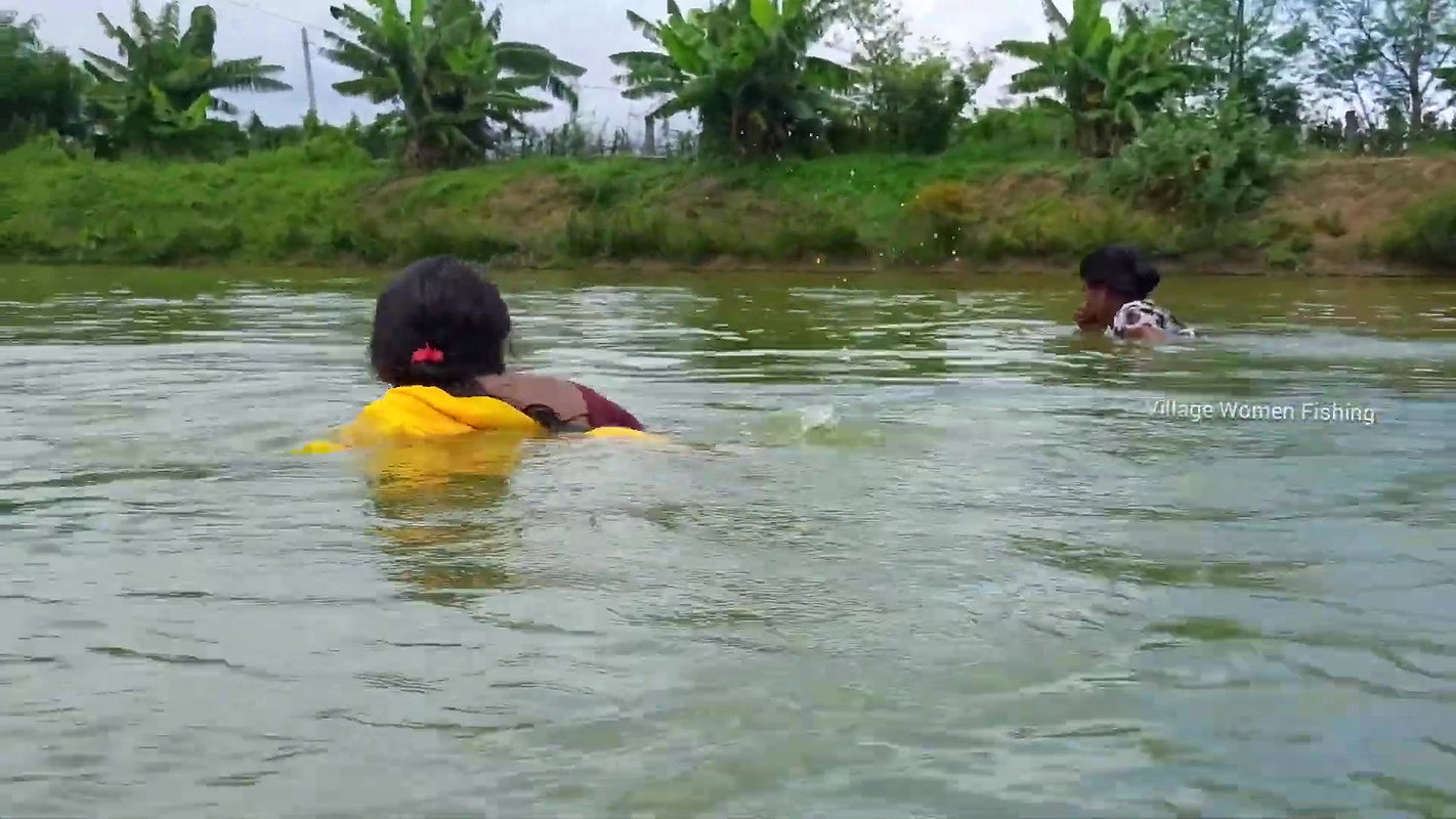 Village women fishing channels    Village women Ne
