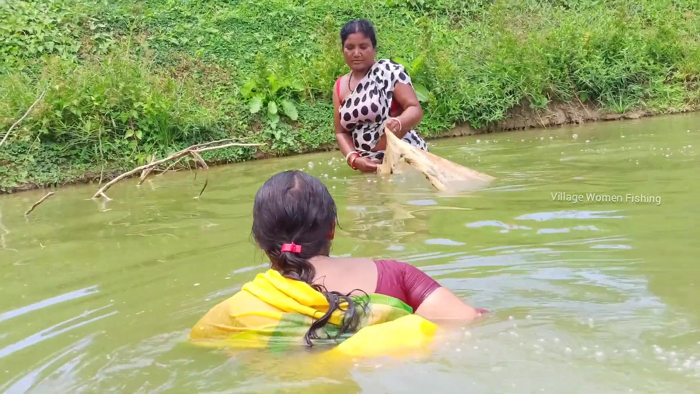 Village women fishing channels    Village women Ne