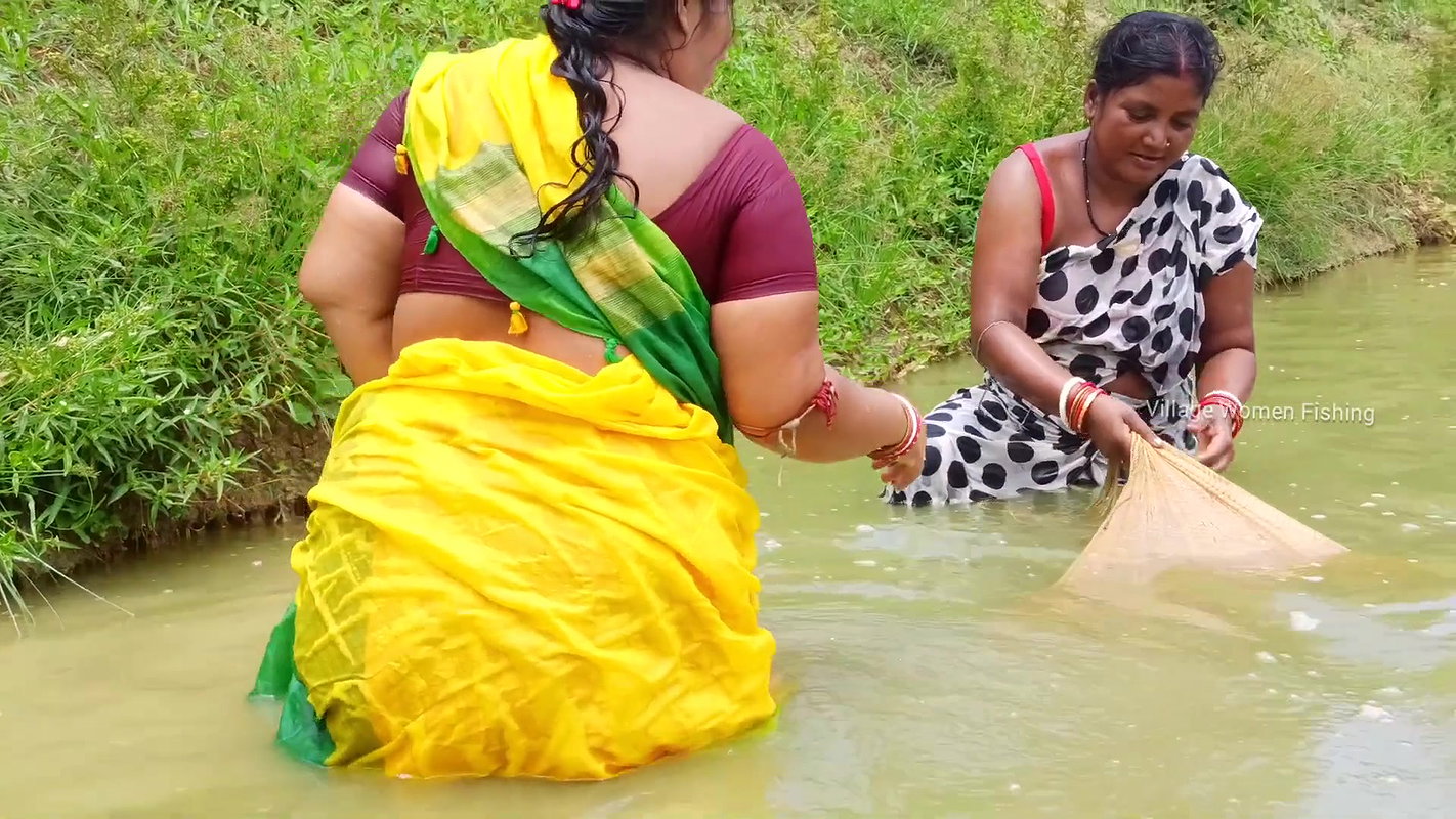 Village women fishing channels    Village women Ne