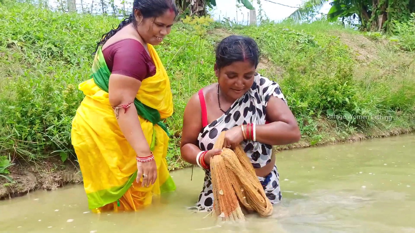 Village women fishing channels    Village women Ne