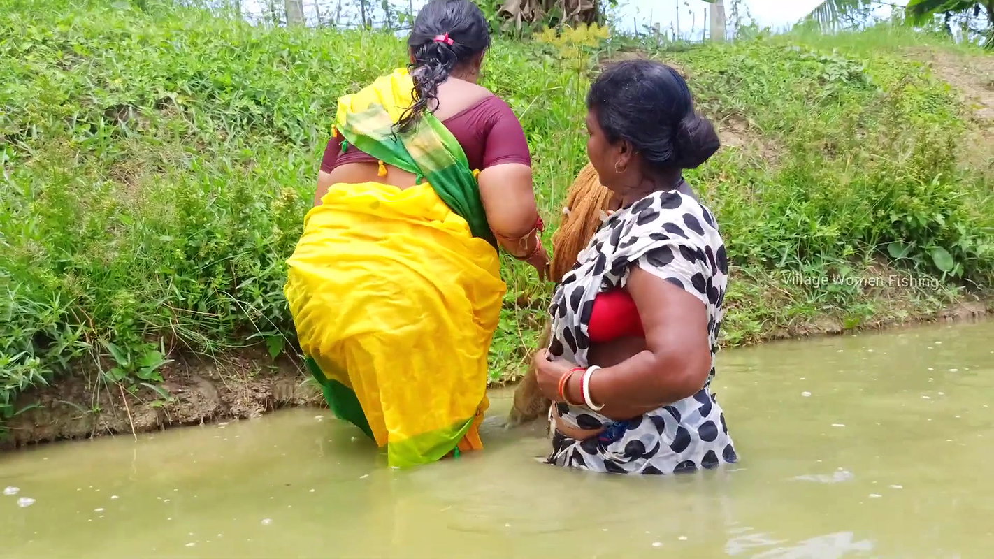 Village women fishing channels    Village women Ne