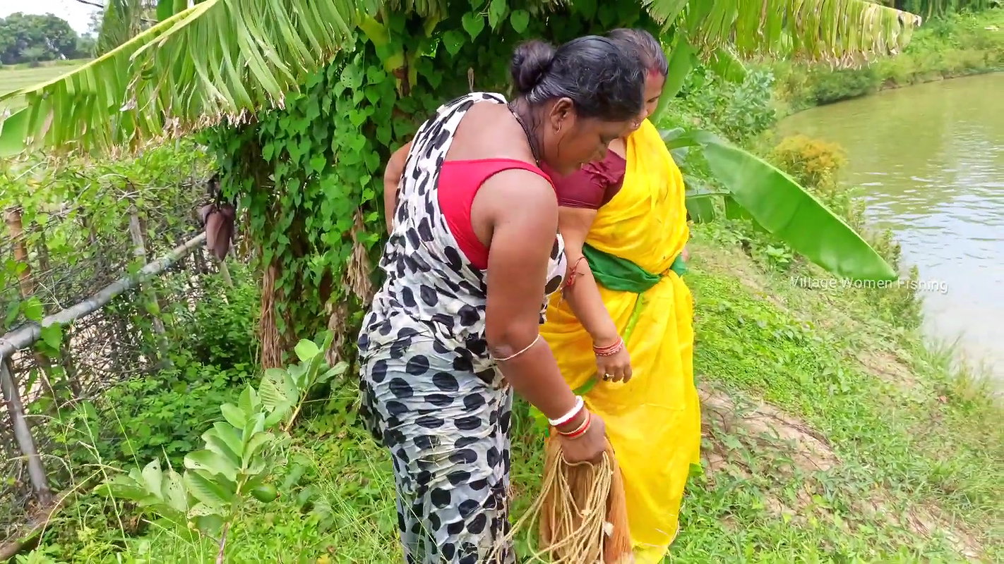 Village women fishing channels    Village women Ne