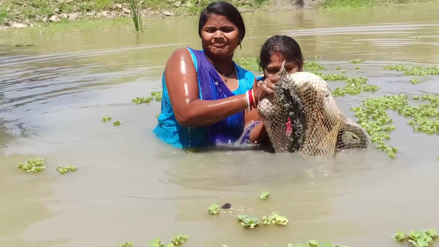 Village women fishing video   Amazing Mouni fishin