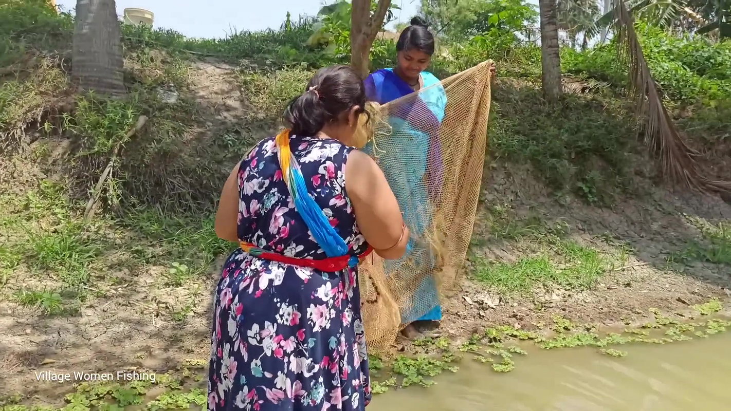 Village women fishing video   Amazing Mouni fishin