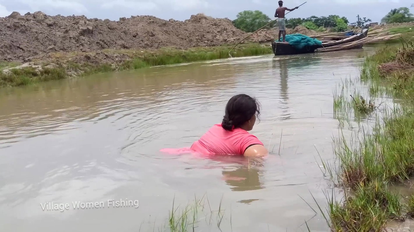 x Village women mud crab catching in the shore of Ba