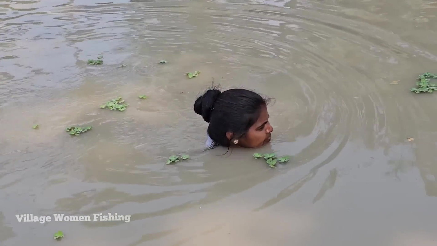 Village Women New Net fishing video    Mouni Fishi