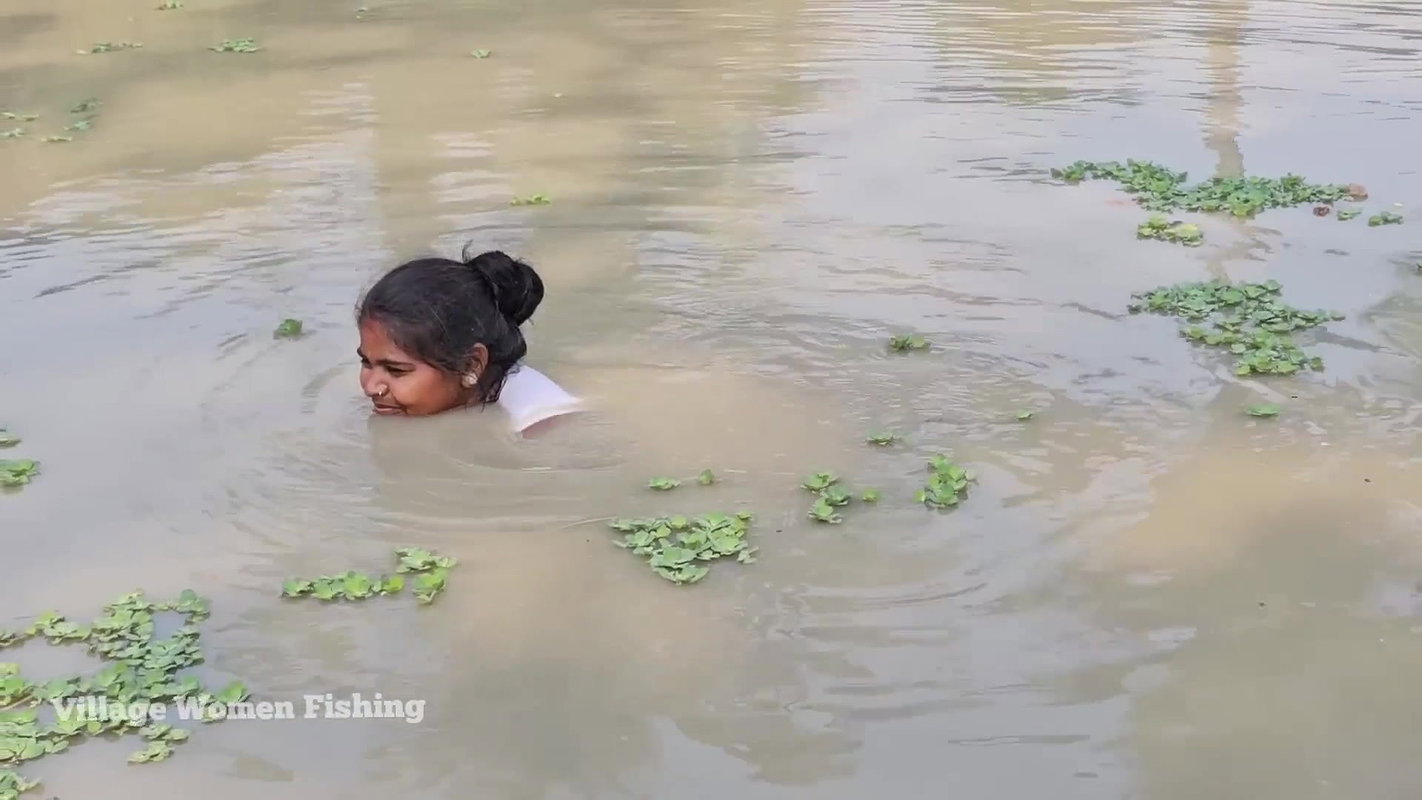 Village Women New Net fishing video    Mouni Fishi