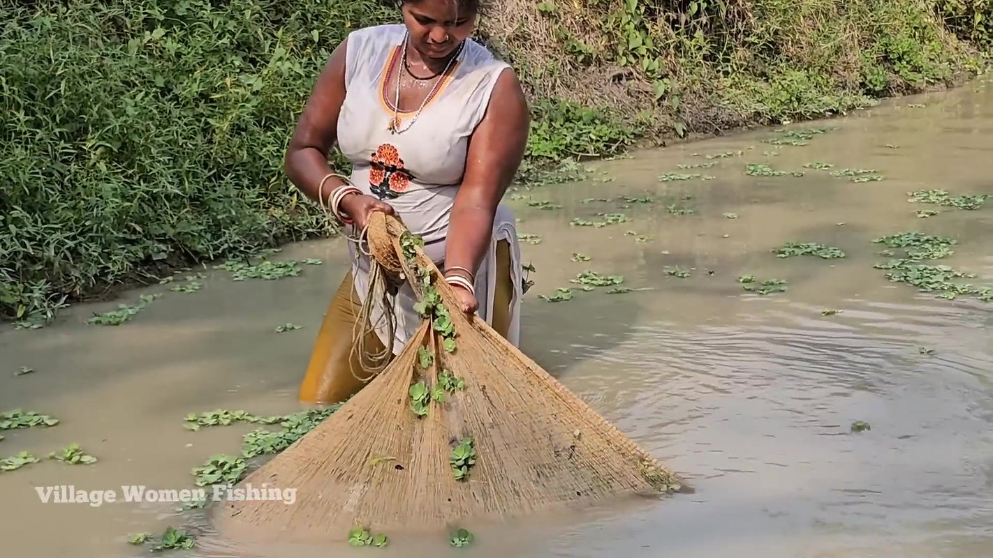 Village Women New Net fishing video    Mouni Fishi