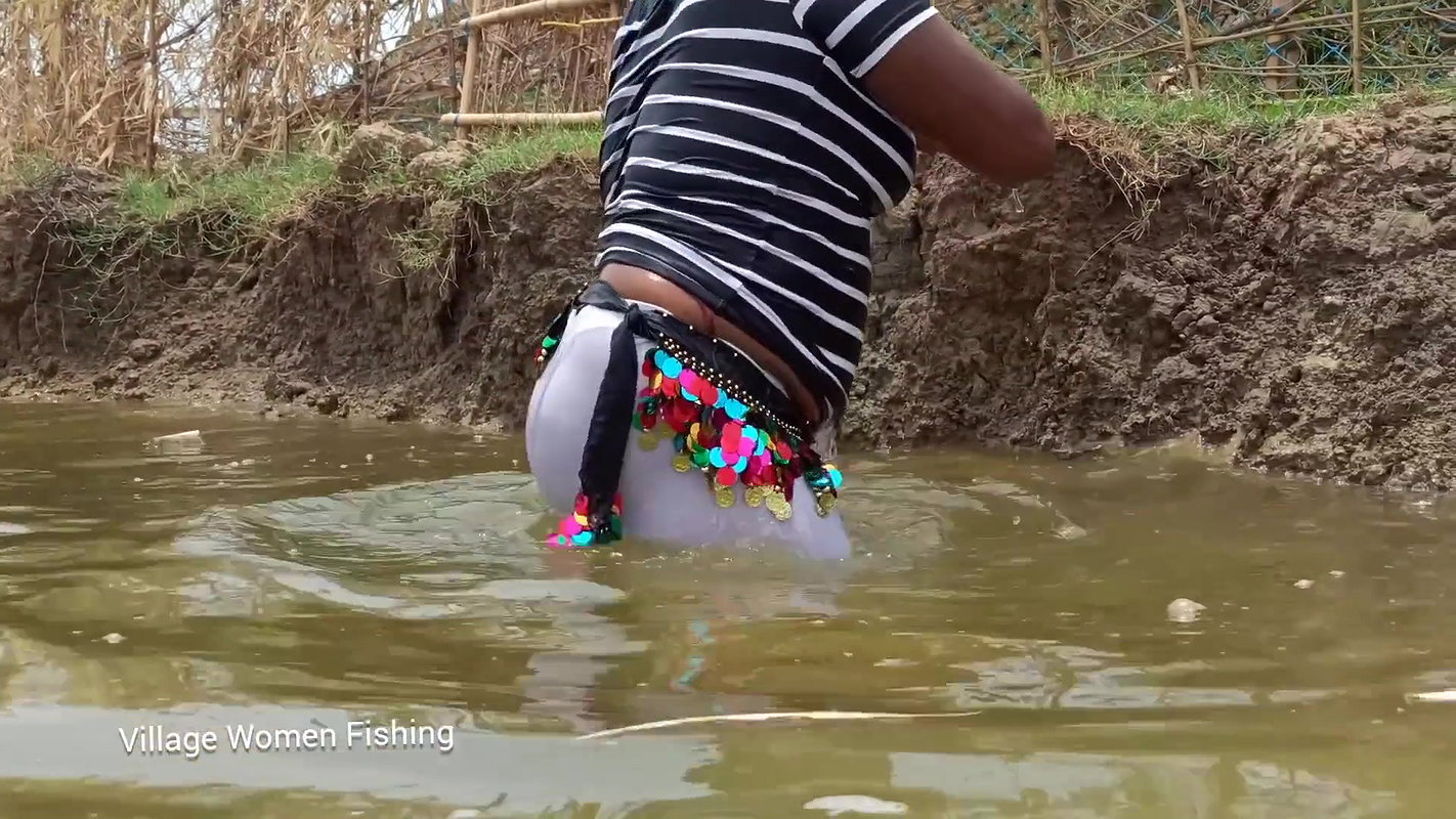Viral village women net fishing video    village w