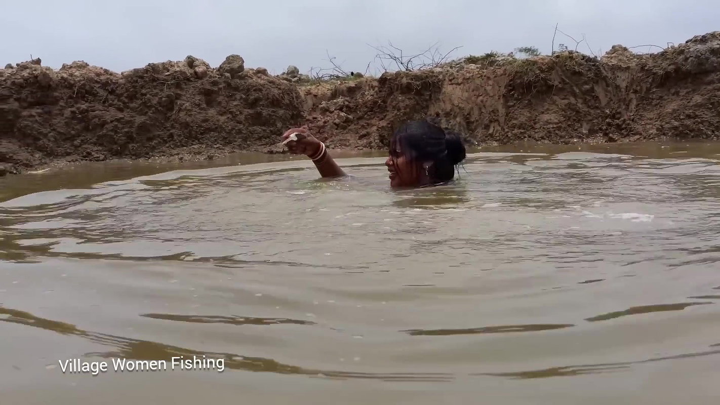 Viral village women net fishing video    village w