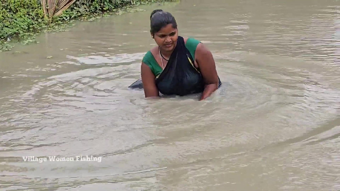 x   Village Women New Net fishing video 2