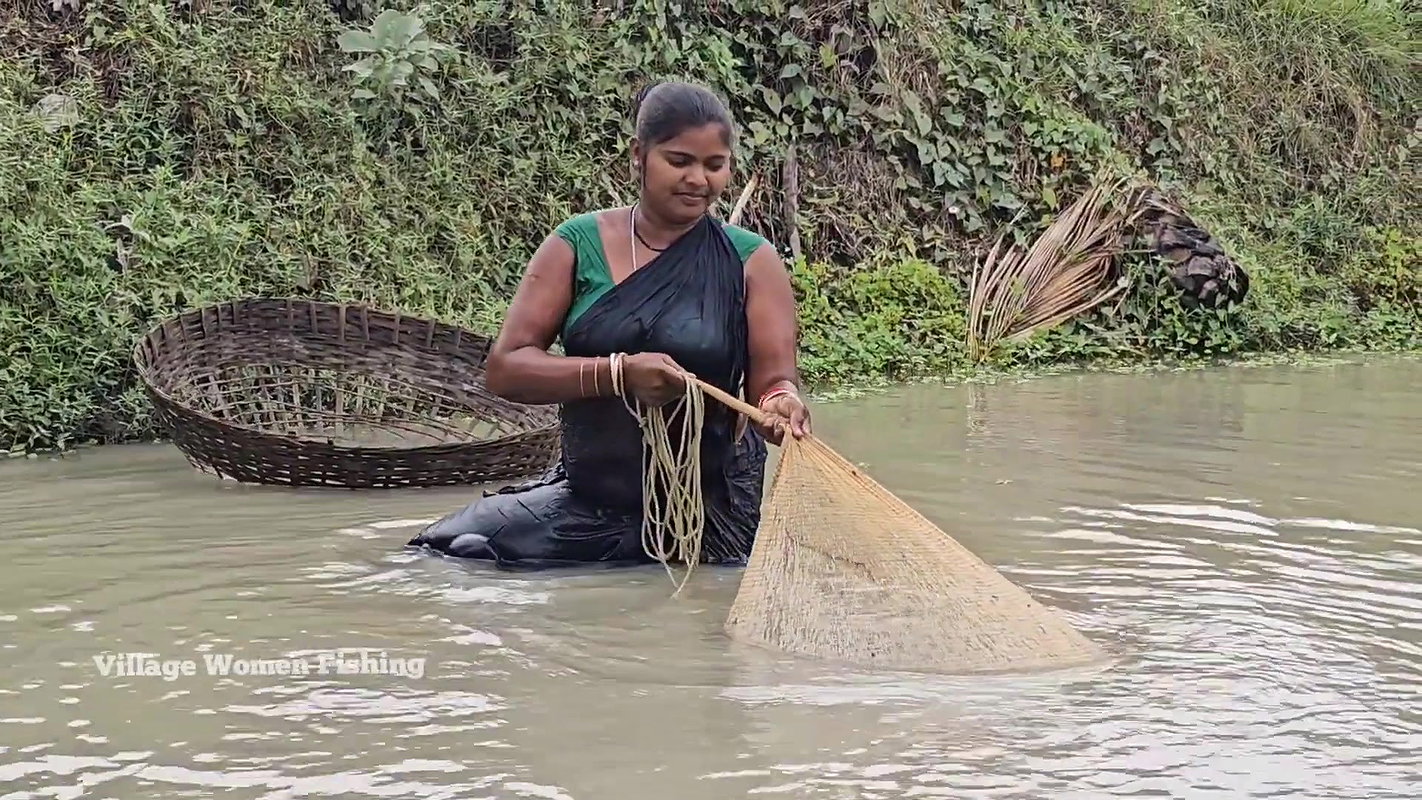 x   Village Women New Net fishing video 2