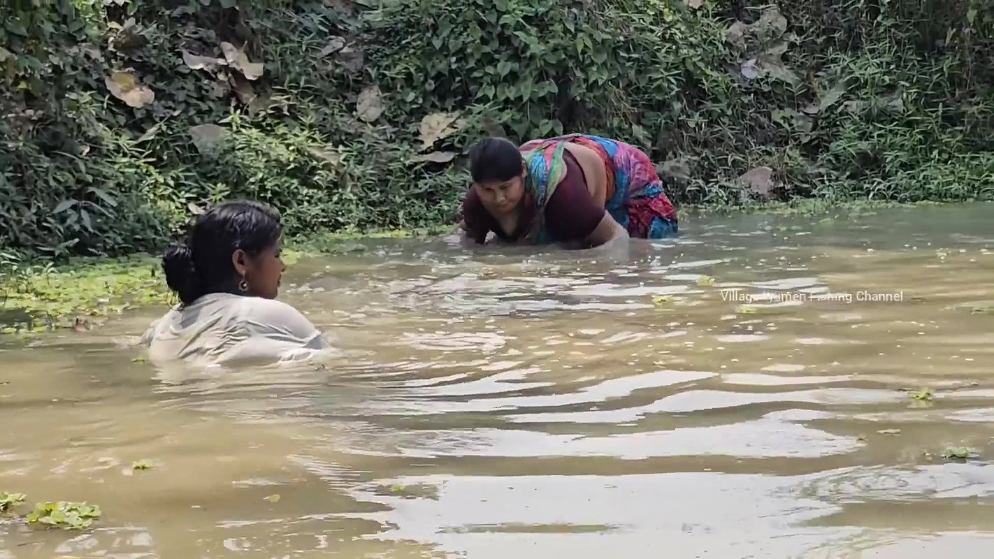 Village Women New Net fishing video 10