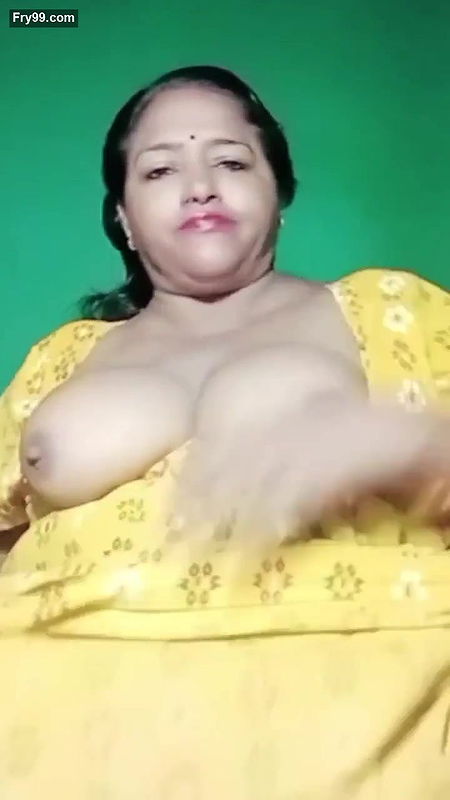 DESI INDIAN HORNY AUNTY  SHOWING OFF HERSELF