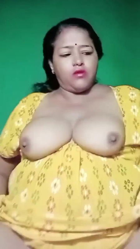 DESI INDIAN HORNY AUNTY  SHOWING OFF HERSELF