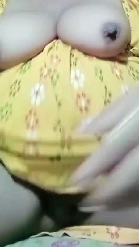 DESI INDIAN HORNY AUNTY  SHOWING OFF HERSELF