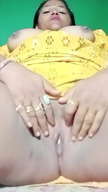 DESI INDIAN HORNY AUNTY  SHOWING OFF HERSELF