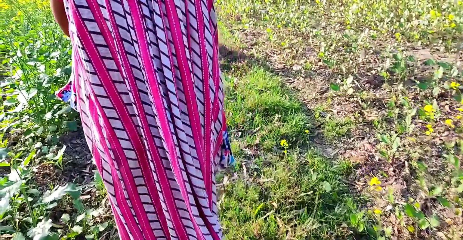 Bhabi did pissab in mustard cultivation !! Bangla boudi sorser khete pisab kore dilo re