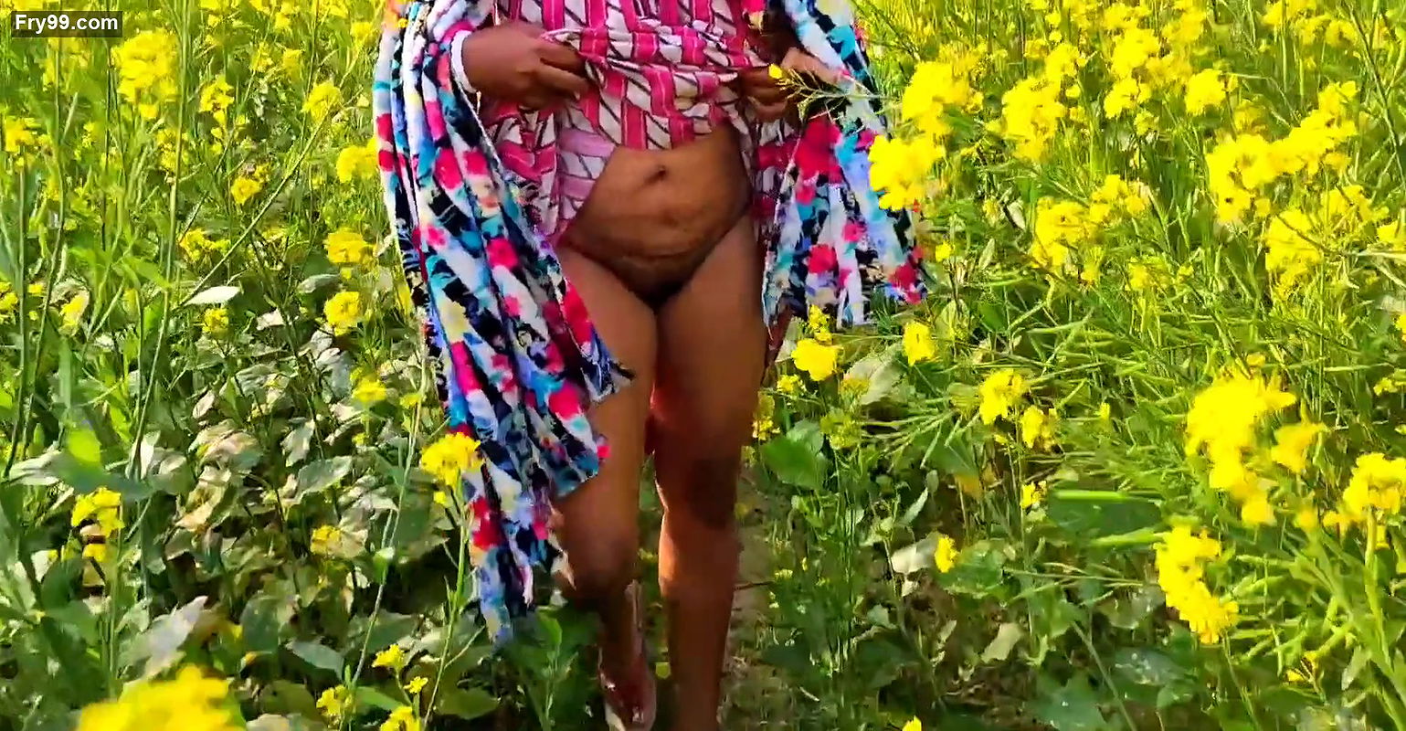 Bhabi did pissab in mustard cultivation !! Bangla boudi sorser khete pisab kore dilo re