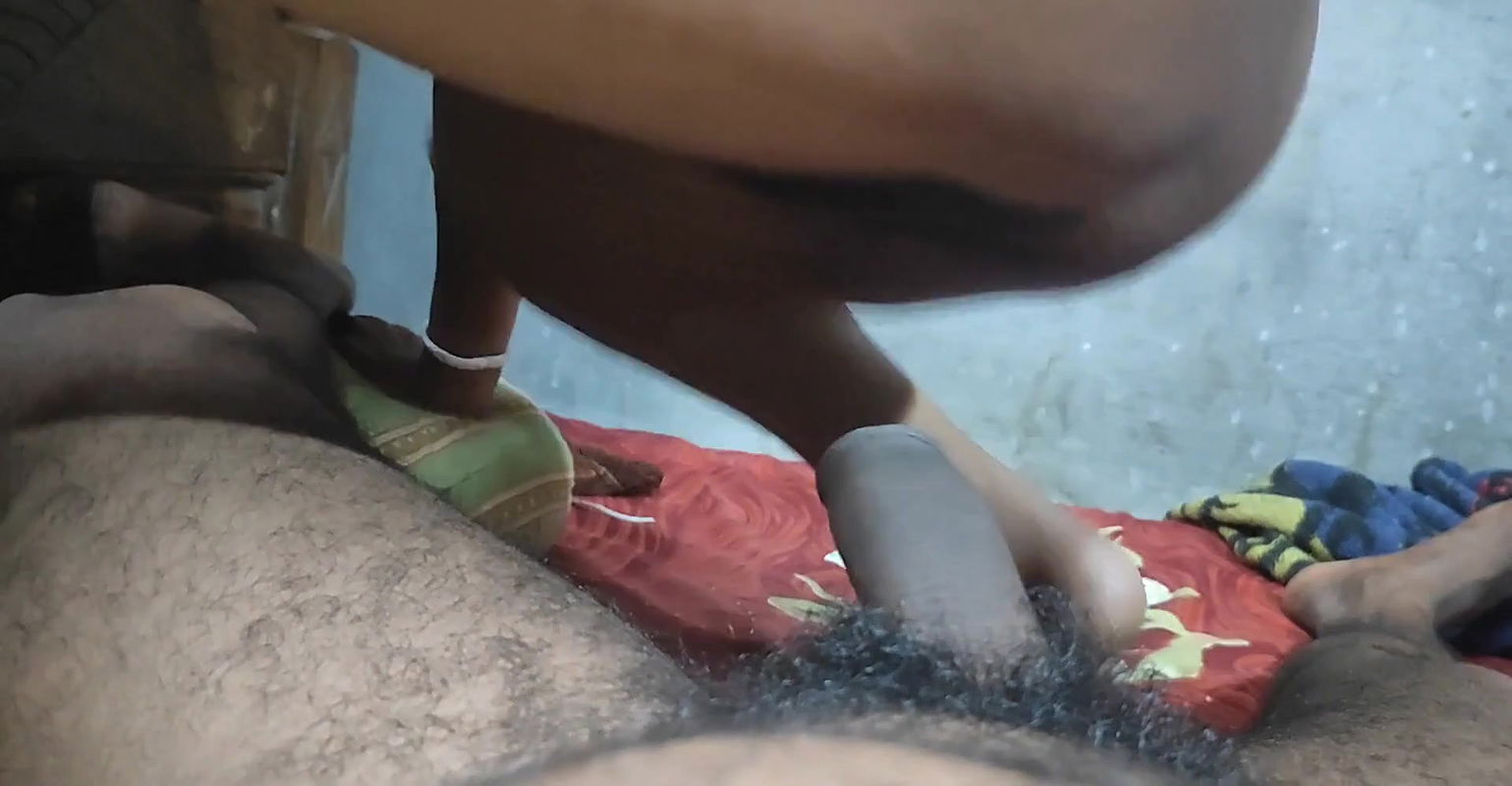 Indian Bhabhi Drinking Beer Desi bhabi ko beer pila ke chod diya !!