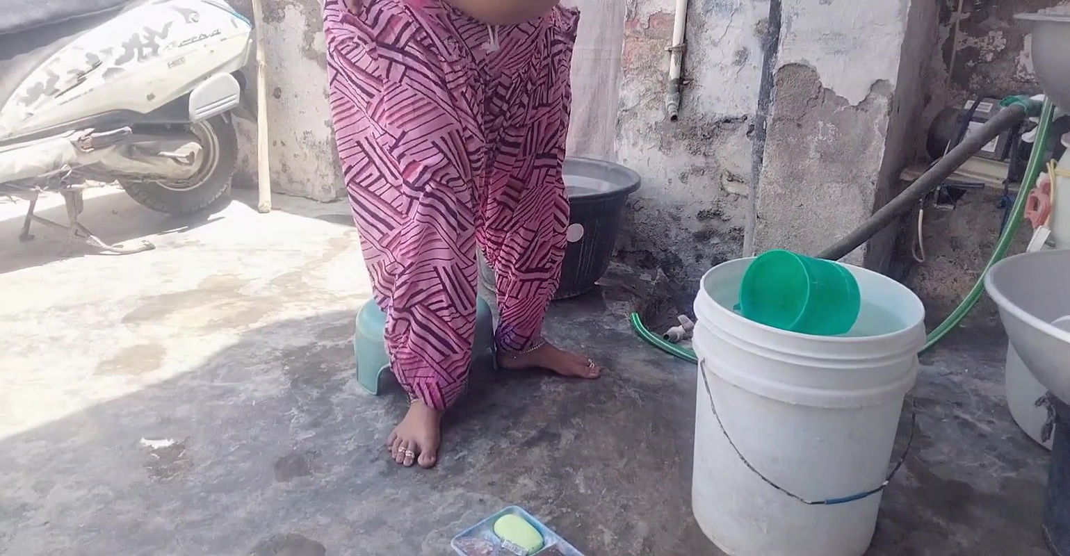 Indian Bhabhi’s hot video while bathing