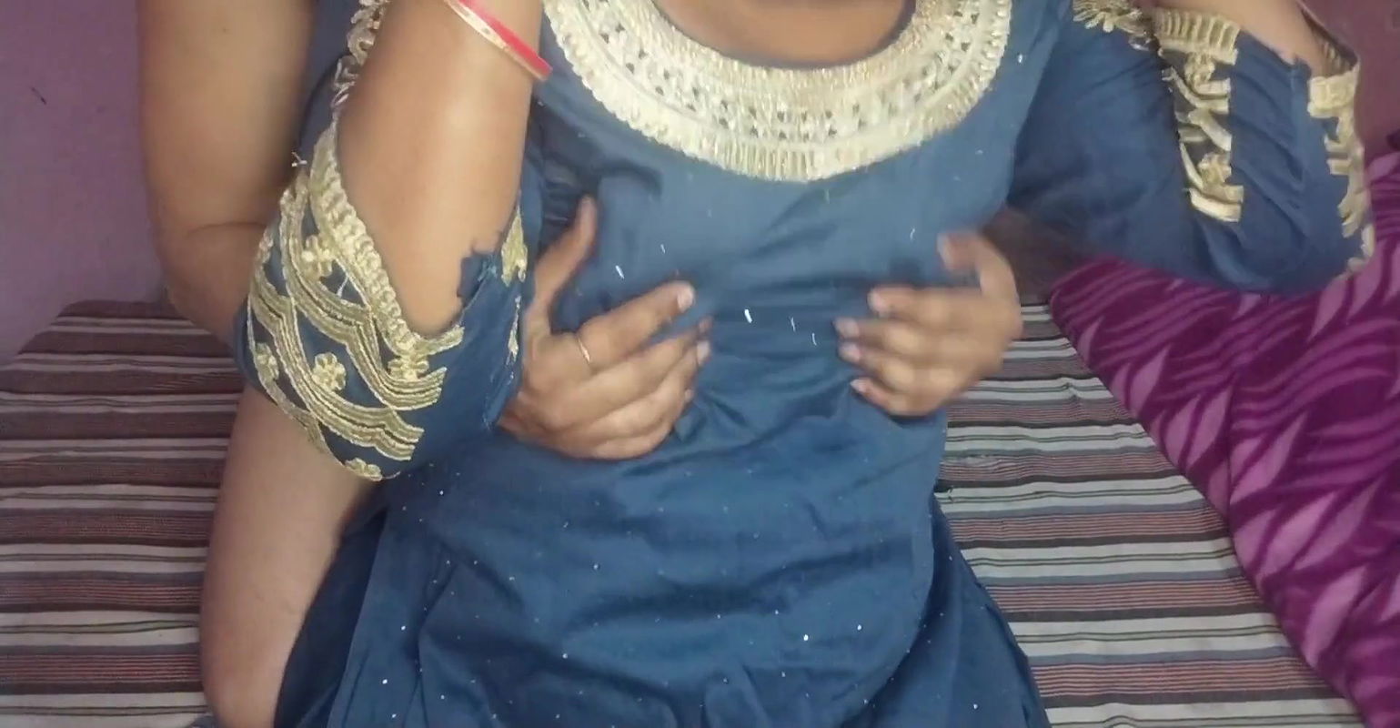 Indian boy kissing muture cannot resist the young girl