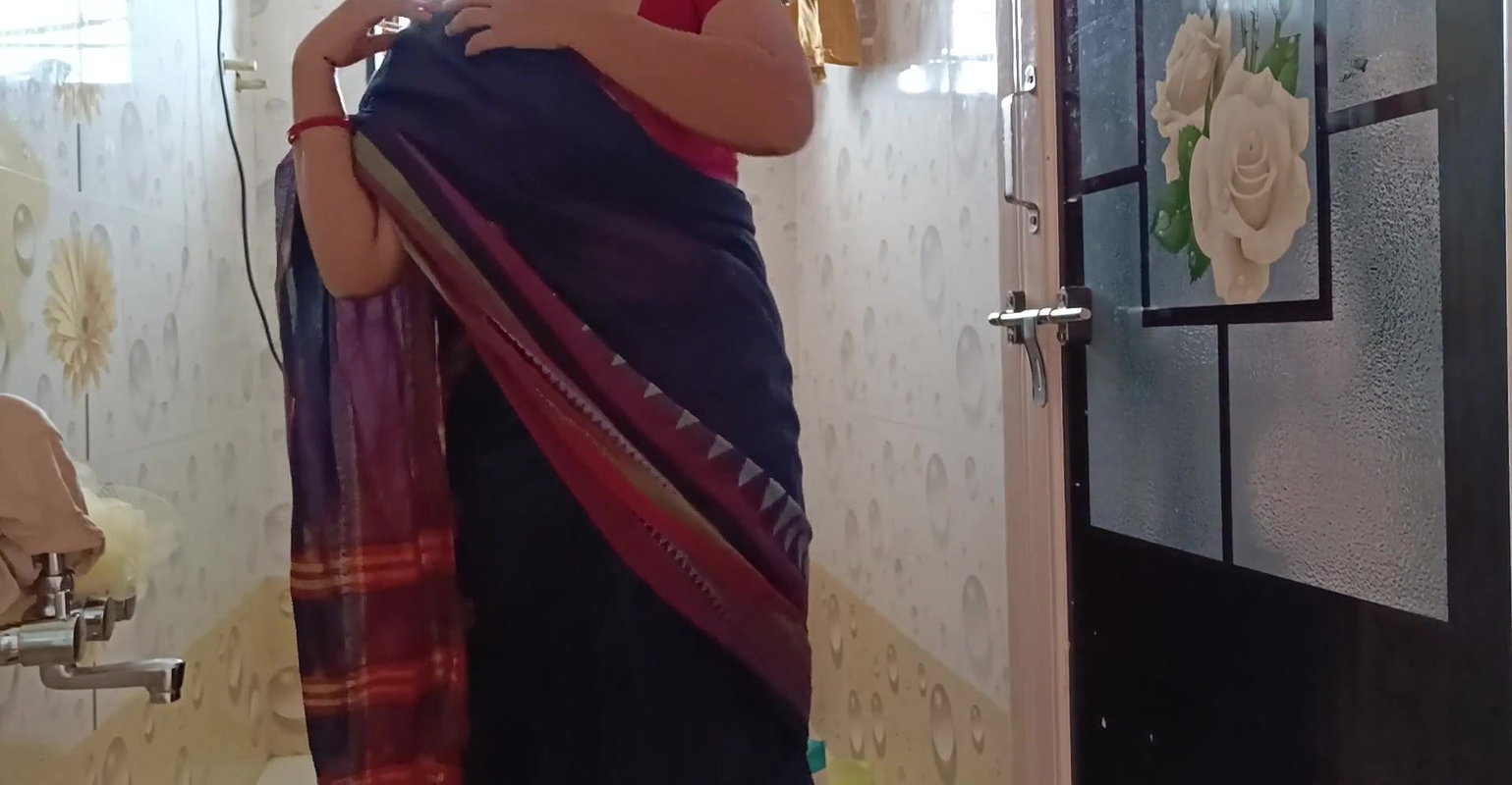 Indian Desi aunty hot bathing and sexy boobs and ass
