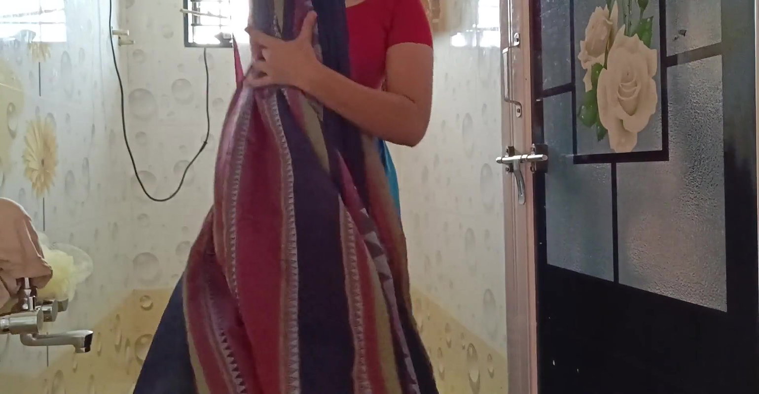 Indian Desi aunty hot bathing and sexy boobs and ass