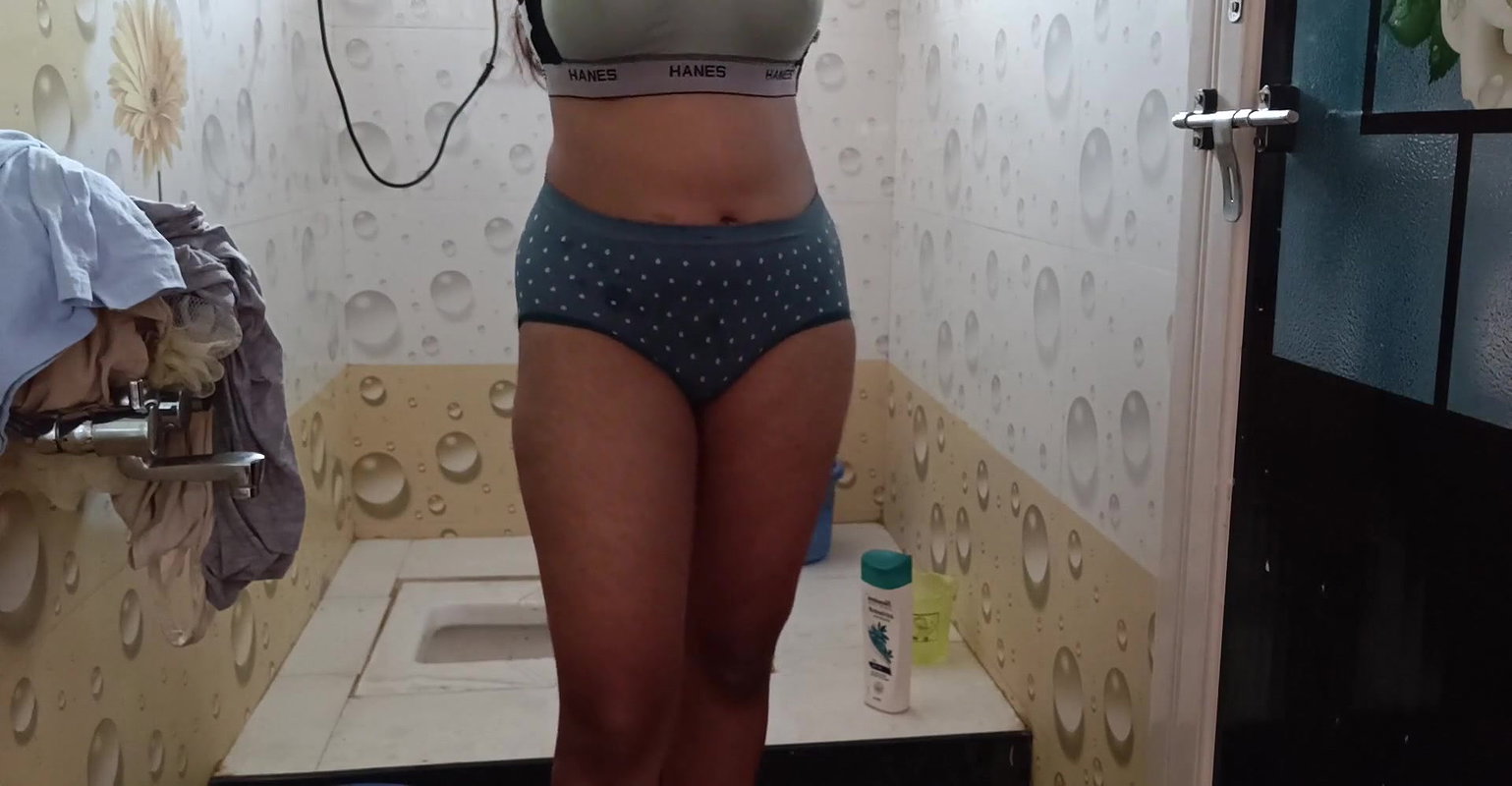 Indian Desi aunty hot bathing and sexy boobs and ass