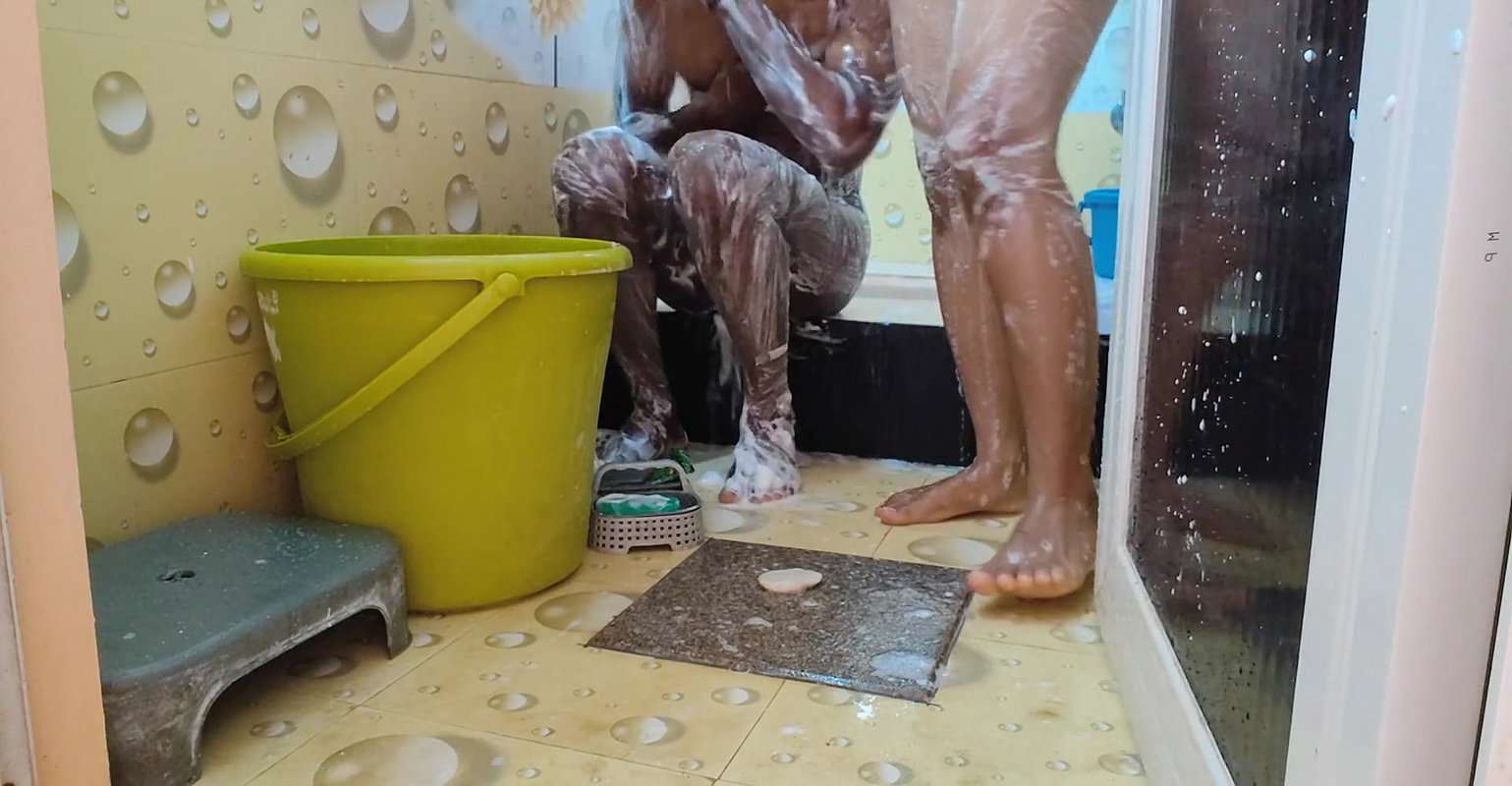 Mumbai girlfriend and boyfriend bathing In Oyo hotel room