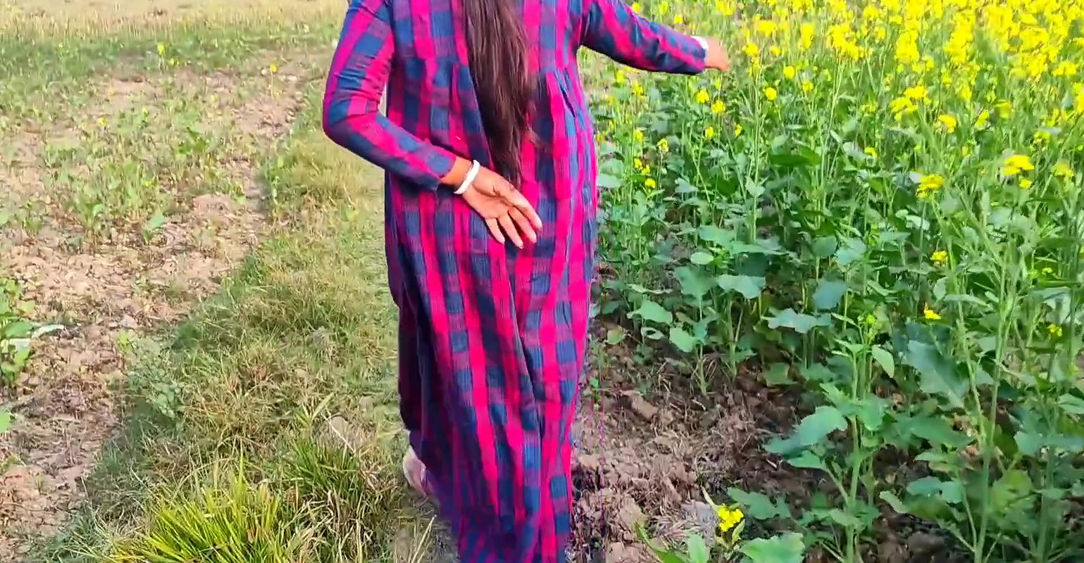 Sarso ki khet me bhabi ko pel diya !! Khet me bhabhi ko choda