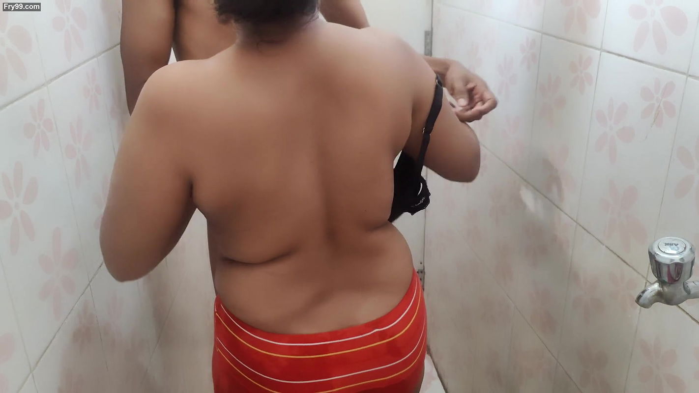 bhabhi bathroom fakking