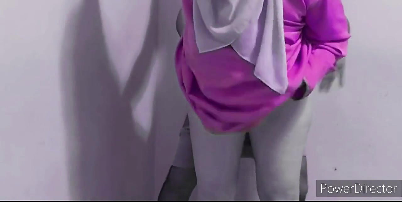Bangladeshi Big ass beautiful mature hot Dhakaiya Hijab bhabi doggy style porokiya fuck and suck with flat owner when hasband ou