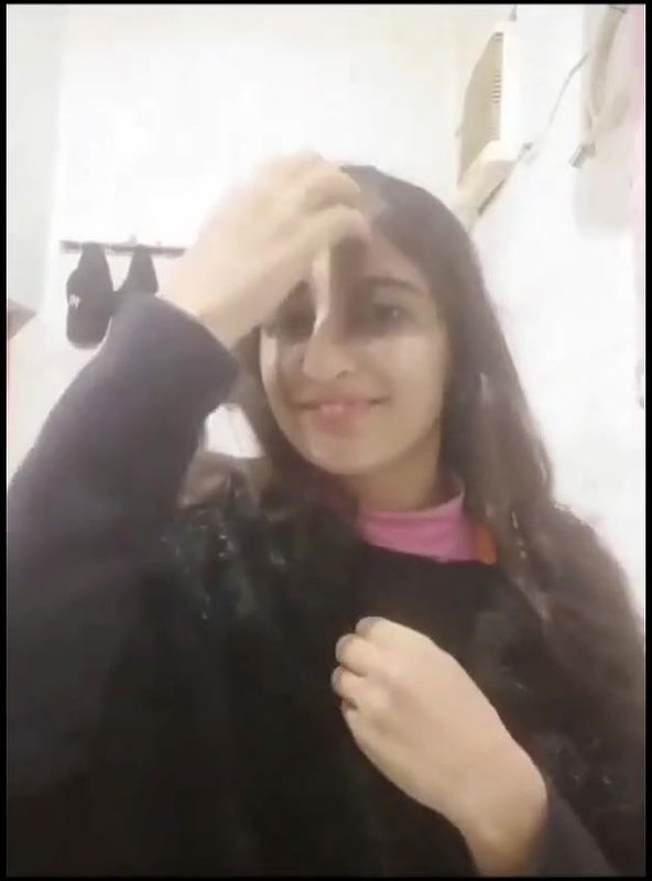 Paki cute babe showing