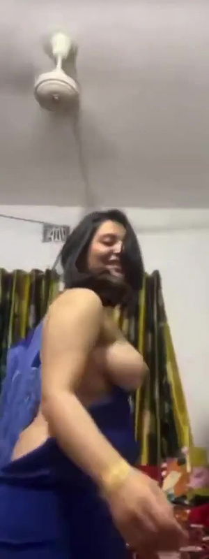 Beautiful Sexy Gorgeous Babe Showing