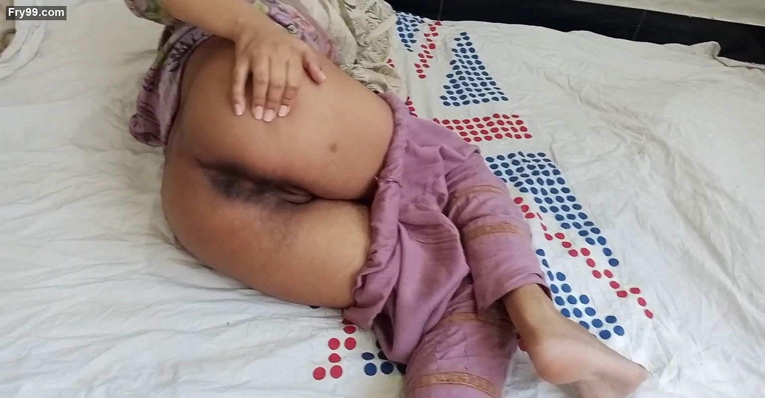 Bhabi Jan fingering in Dever bedroom