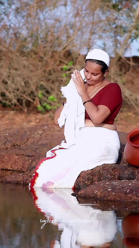 Amazing mallu milf busty boobs show in red blouse very hot