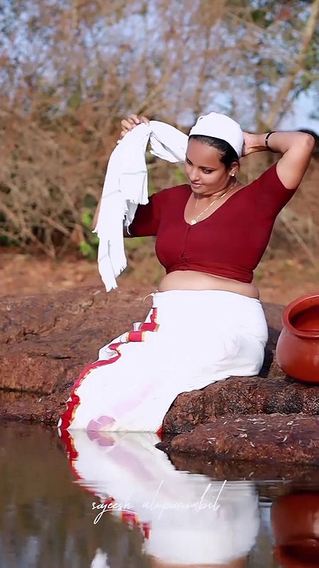 Amazing mallu milf busty boobs show in red blouse very hot