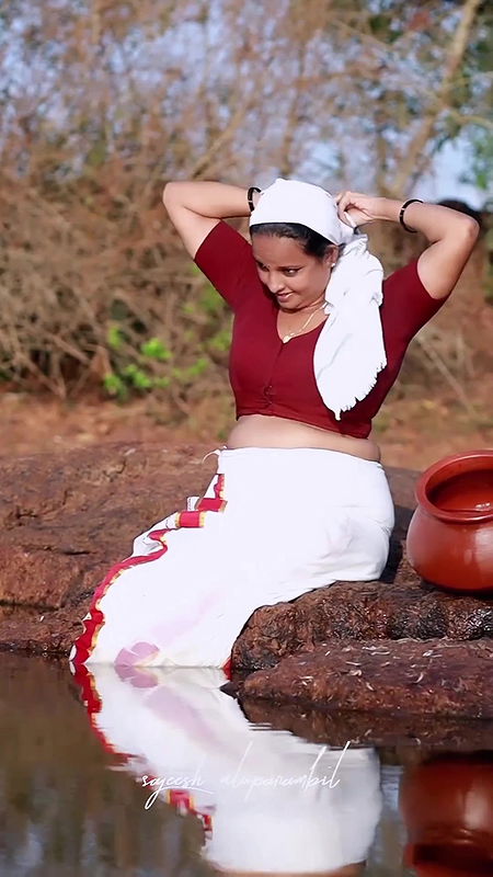 Amazing mallu milf busty boobs show in red blouse very hot