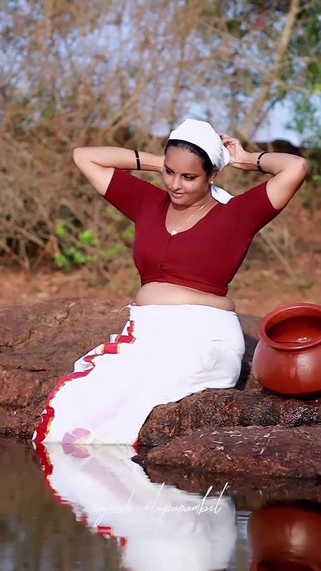 Amazing mallu milf busty boobs show in red blouse very hot
