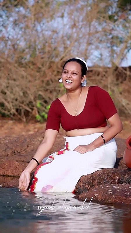 Amazing mallu milf busty boobs show in red blouse very hot