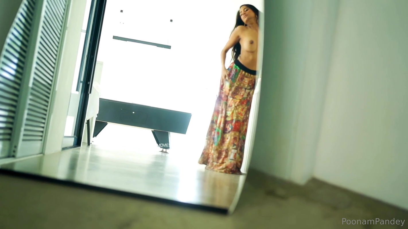 Remove My Skirt – Poonam Pandey