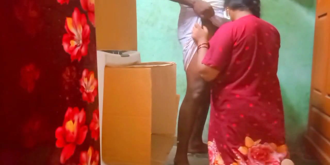 Tamil Aunty pussy nice eating in Desi boy
